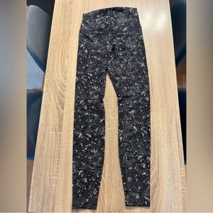 Lululemon Black, Gray and White Patterned Leggings, size 4, like new
